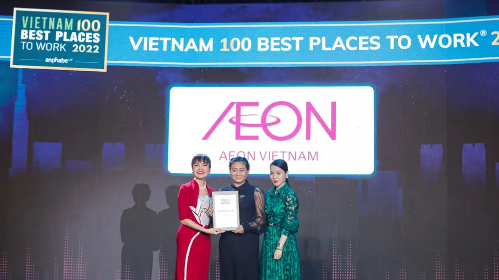 Bà Trần Thị Tuyết Trinh (đứng giữa) – Trưởng phòng Nhân sự AEON Việt Nam – nhận giải tại lễ vinh danh Top 100 Nơi làm việc tốt nhất Việt Nam 2022