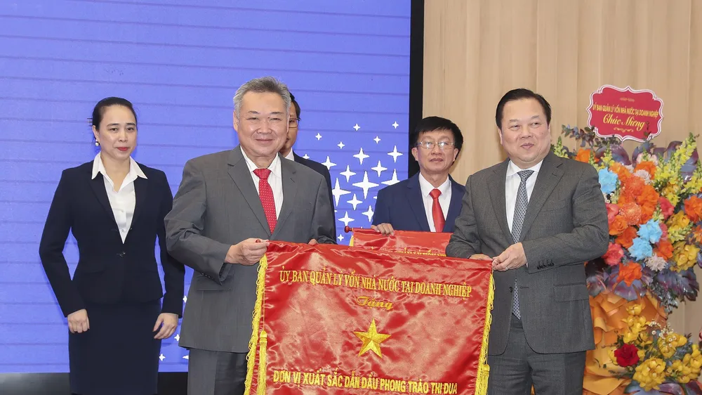 Chủ tịch Hội đồng thành viên EVNHCMC Phạm Quốc Bảo thay mặt đơn vị đón nhận Cờ “Đơn vị xuất sắc dẫn đầu phong trào thi đua năm 2022”