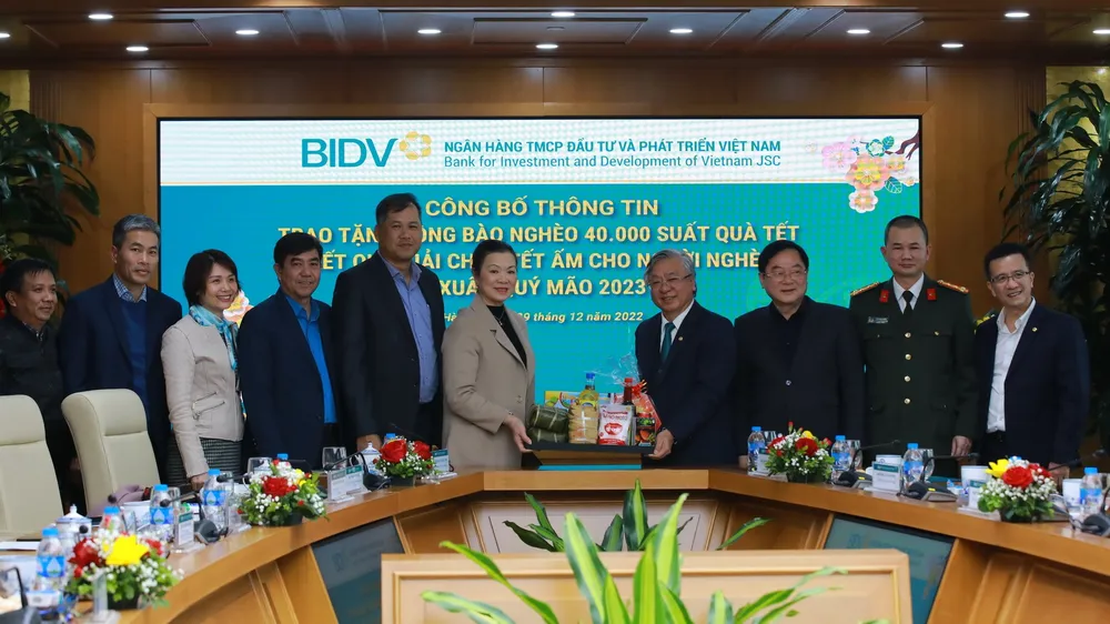 Phần quà Tết với các nhu yếu phẩm cho người nghèo đón Tết