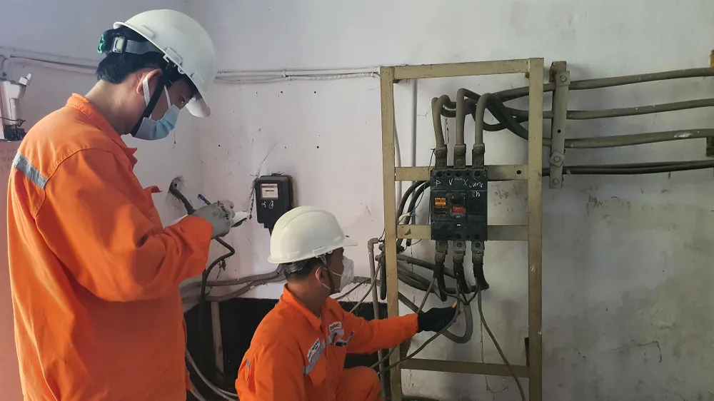 Nhân viên điện lực tăng cường kiểm tra để đảm bảo an toàn điện dịp lễ trên địa bàn TPHCM