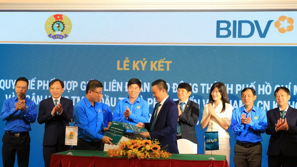 Đại diện lãnh đạo LĐLĐ TPHCM và BIDV ký kết quy chế phối hợp