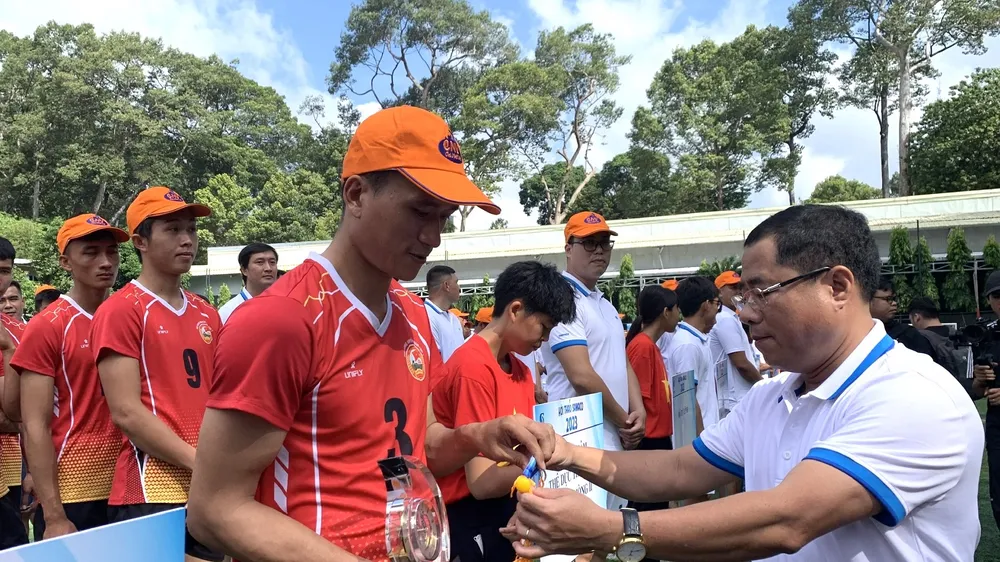 Ông Dương Hồng Nhân, Bí thư Đảng ủy, Chủ tịch HĐTV SAWACO trao cờ đến các đơn vị tham gia hội thao