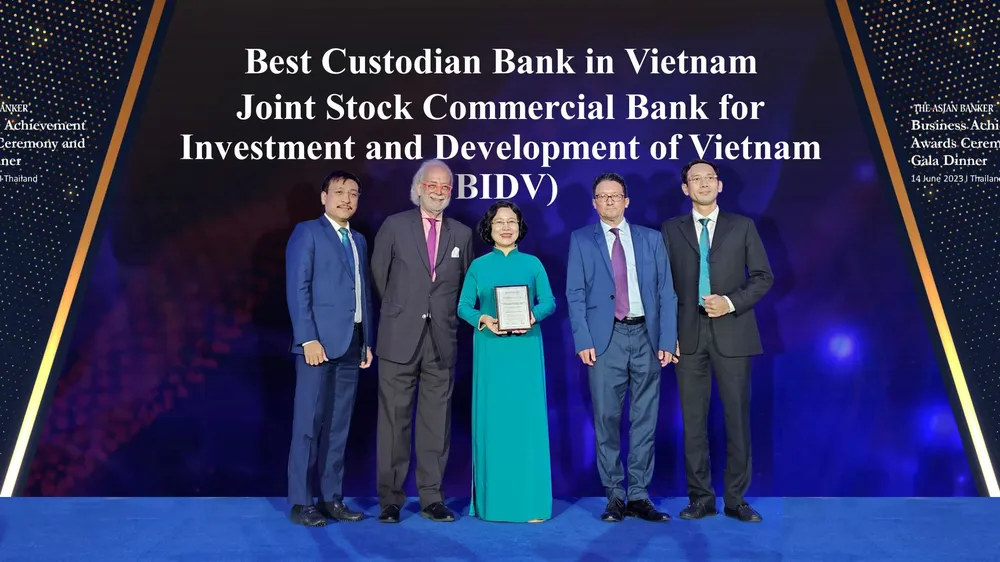 Đại diện BIDV nhận giải thưởng “Ngân hàng Lưu ký - Giám sát tốt nhất Việt Nam năm 2023”