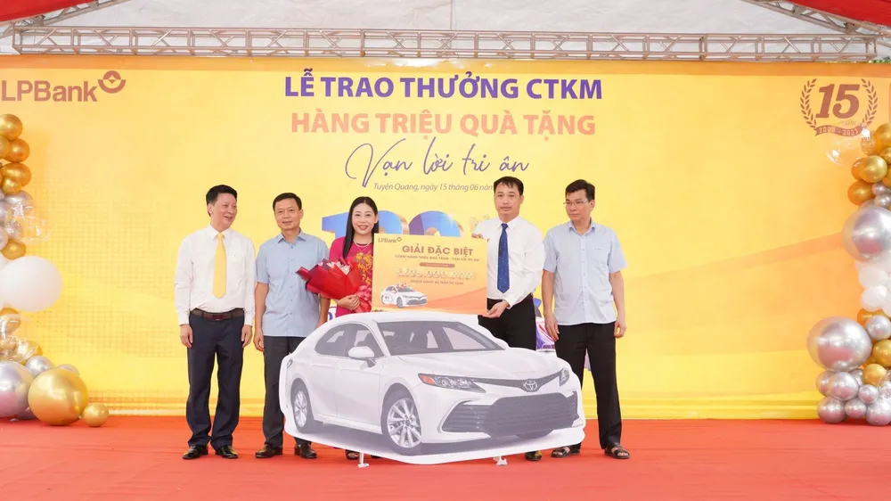Khách hàng Trần Thị Lành nhận giải đặc biệt là 1 xe ô tô Toyota Camry 2023 trị giá trên 1,1 tỷ đồng