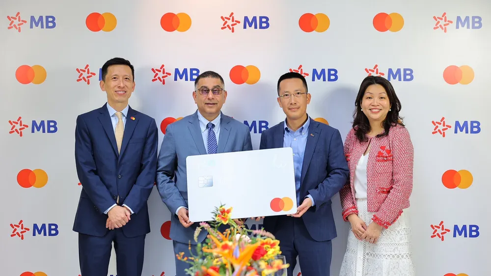 Ông Vũ Thành Trung, Thành viên Ban điều hành MB và ông Safdar Khan, Chủ tịch khu vực Đông Nam Á của Mastercard tại buổi lễ