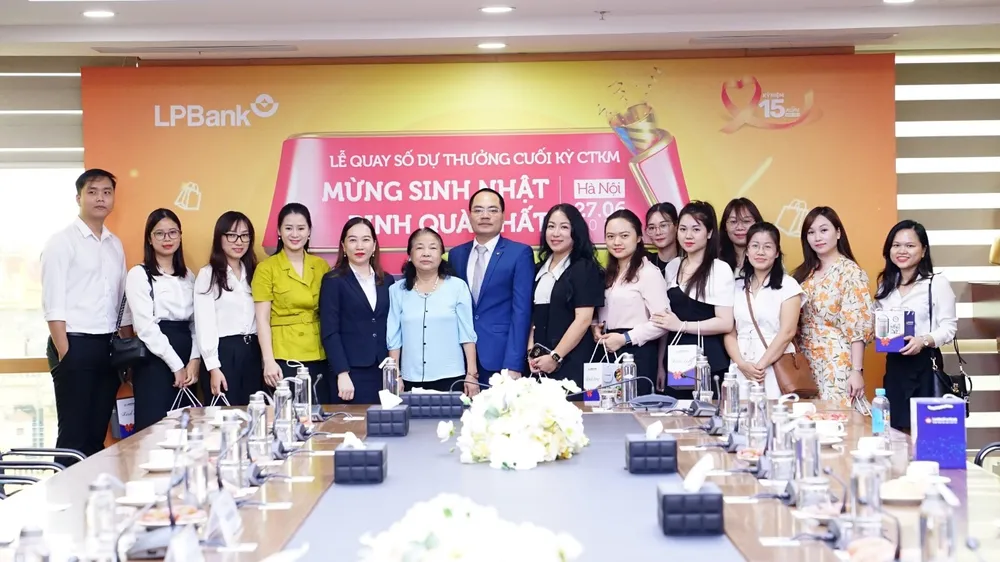 Lễ quay số trúng thưởng “Mừng sinh nhật – Rinh quà chất” có sự tham gia của lãnh đạo LPBank và sự chứng kiến của các khách hàng
