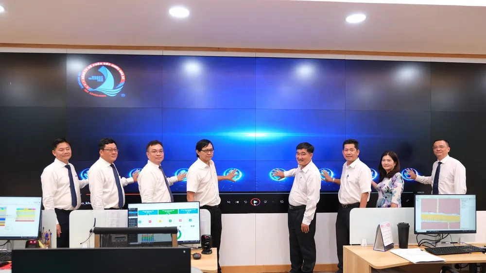 Lãnh đạo SAWACO và Cấp nước Nhà Bè thực hiện nghi thức khai trương Phòng quản lý điều hành cấp nước
