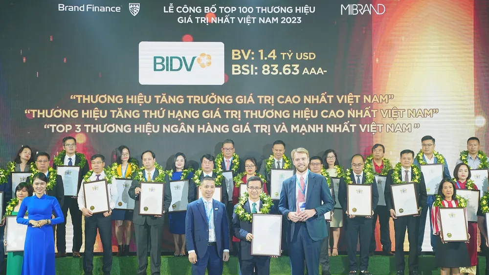 Đại diện BIDV nhận chứng nhận các giải thưởng do Brand Finance trao tặng