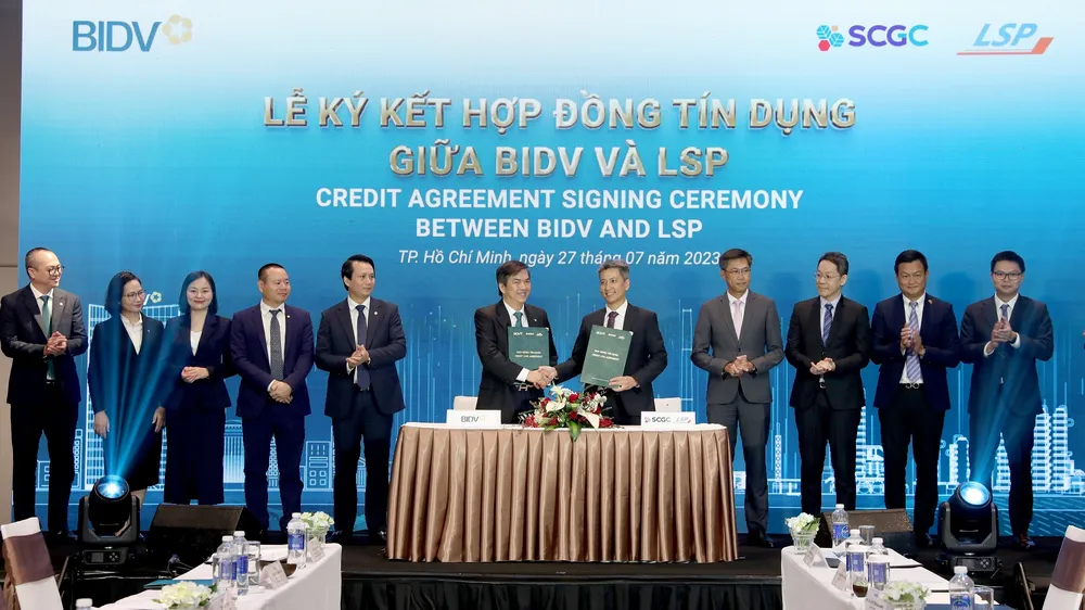 Ông Kulachet Dharachandra và ông Trịnh Anh Đức - đại diện hai đơn vị ký kết hợp đồng