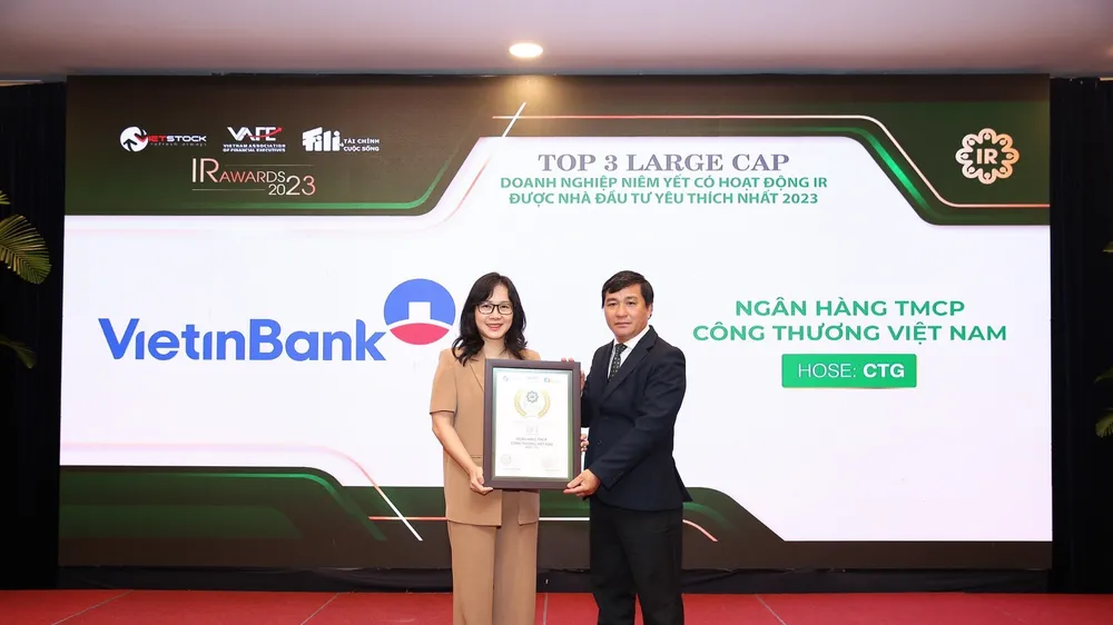 Bà Nguyễn Thị Mỹ Linh – Trưởng Ban Thư ký HĐQT và QHCĐ đại diện VietinBank lên nhận giải thưởng