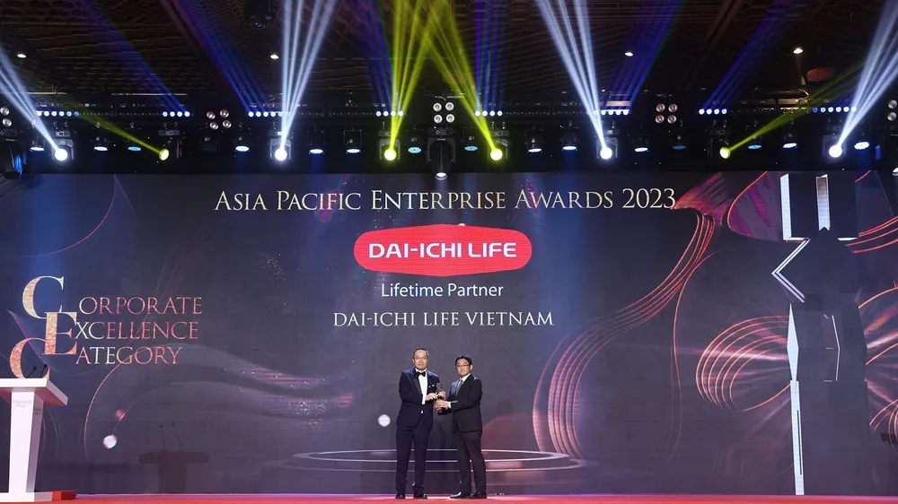 Ông Takahiro Mizukami, Giám đốc Kiểm soát Nội bộ Dai-ichi Life Việt Nam (phải) nhận giải thưởng “Doanh nghiệp xuất sắc châu Á”