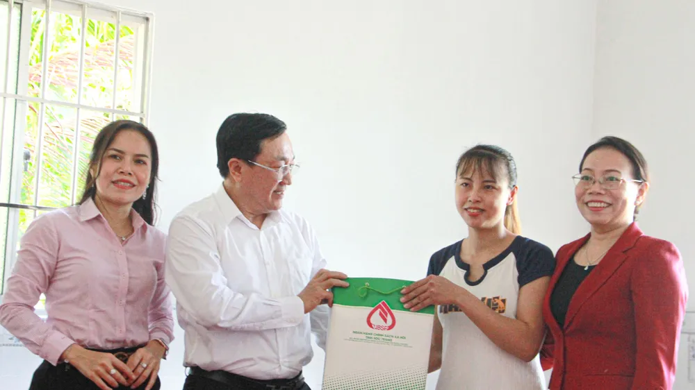 Đoàn công tác thăm hỏi, tặng quà hộ bà Lâm Thị Tú Anh, đối tượng vay vốn tín dụng chính sách tại xã Thuận Hưng, huyện Mỹ Tú