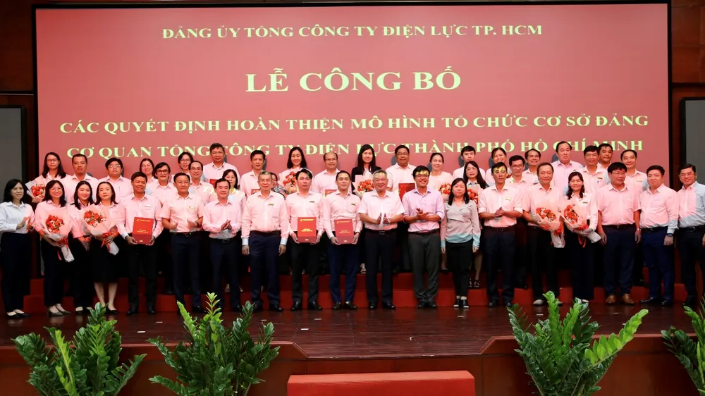 Cấp ủy 13 chi bộ cơ sở trực thuộc Đảng ủy Tổng công ty chụp ảnh cùng lãnh đạo Tổng công ty