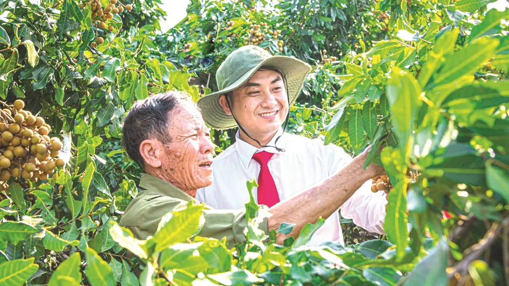 Cán bộ Agribank tư vấn khách hàng đầu tư phát triển sản xuất 