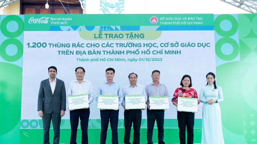 Coca-Cola Việt Nam trao tặng 1.200 thùng rác cho trường học và cơ sở giáo dục tại TPHCM