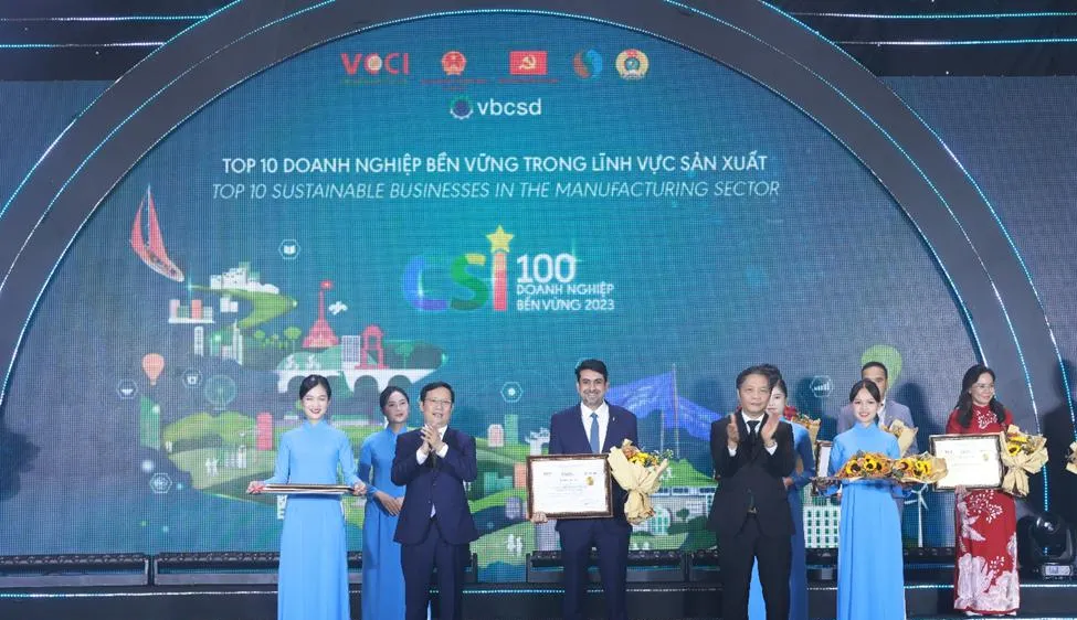 Ông Peeyush Sharma, Tổng Giám đốc Công ty TNHH Nước giải khát Coca-Cola Việt Nam (giữa) nhận chứng nhận Coca-Cola Việt Nam đạt Top 3 công ty bền vững nhất Việt Nam năm 2023