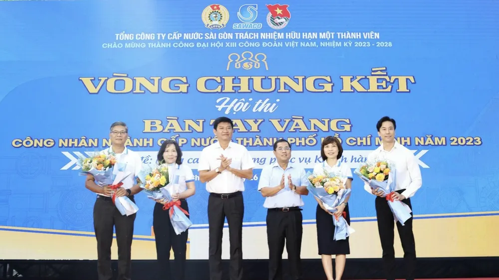 Ông Dương Hồng Nhân, Bí thư Đảng ủy SAWACO và ông Trần Quang Minh, Tổng Giám đốc SAWACO tặng hoa đến Ban giám khảo hội thi