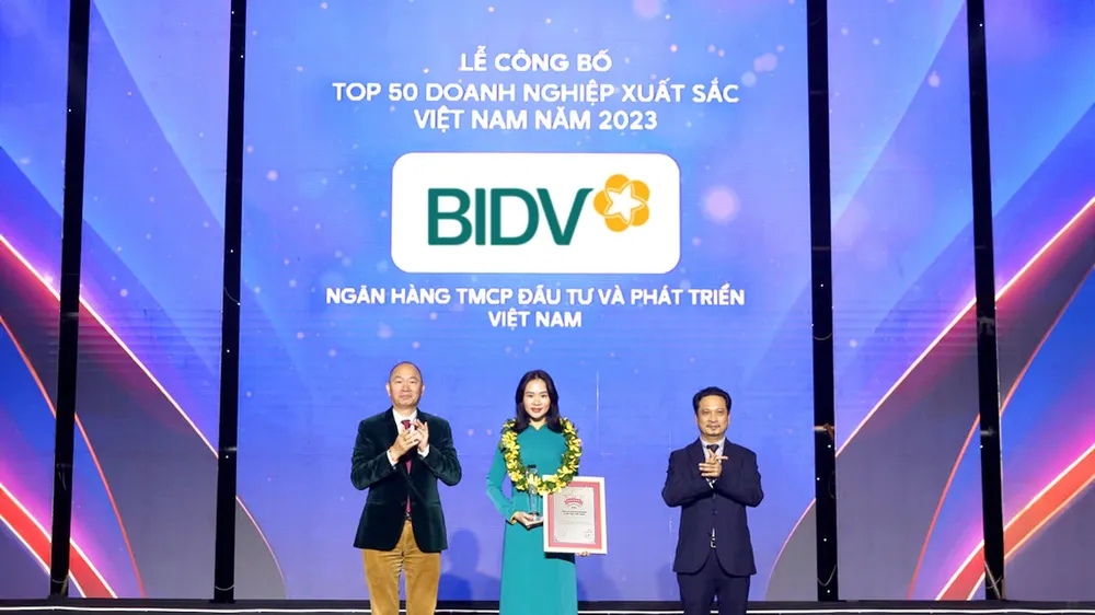 Đại diện BIDV nhận giải thưởng Top 50 doanh nghiệp xuất sắc Việt Nam năm 2023
