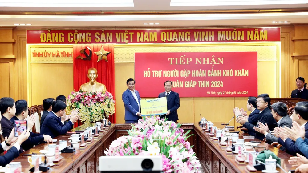 Ông Trần Ngọc Tâm, Phó Chủ tịch HĐQT kiêm Tổng Giám đốc Nam A Bank trao tặng kinh phí hỗ trợ an sinh xã hội cho tỉnh Hà Tĩnh