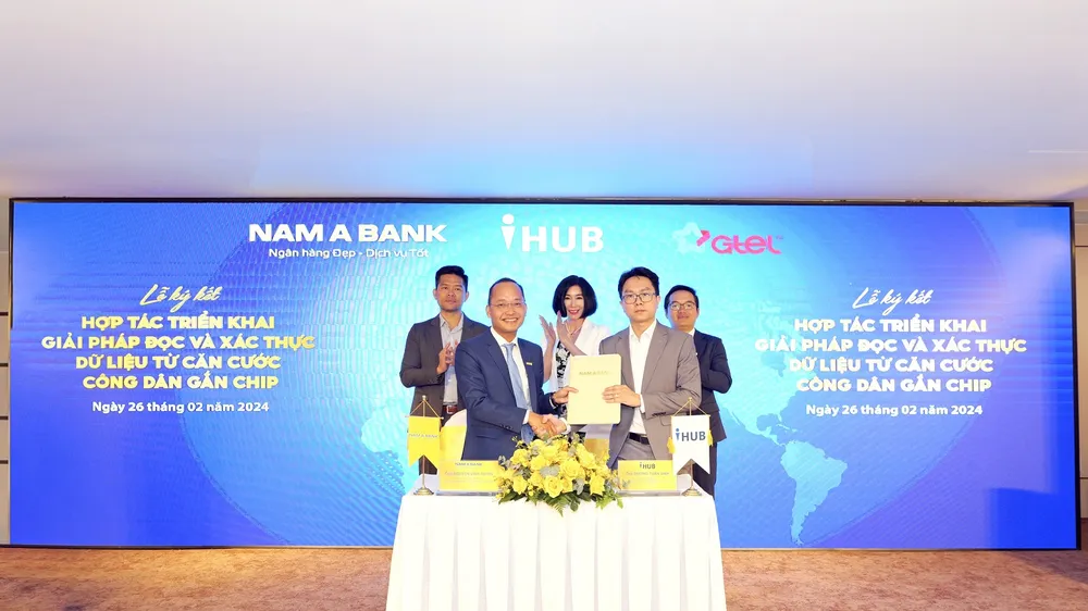 Đại diện Nam A Bank và IHUB ký kết hợp tác