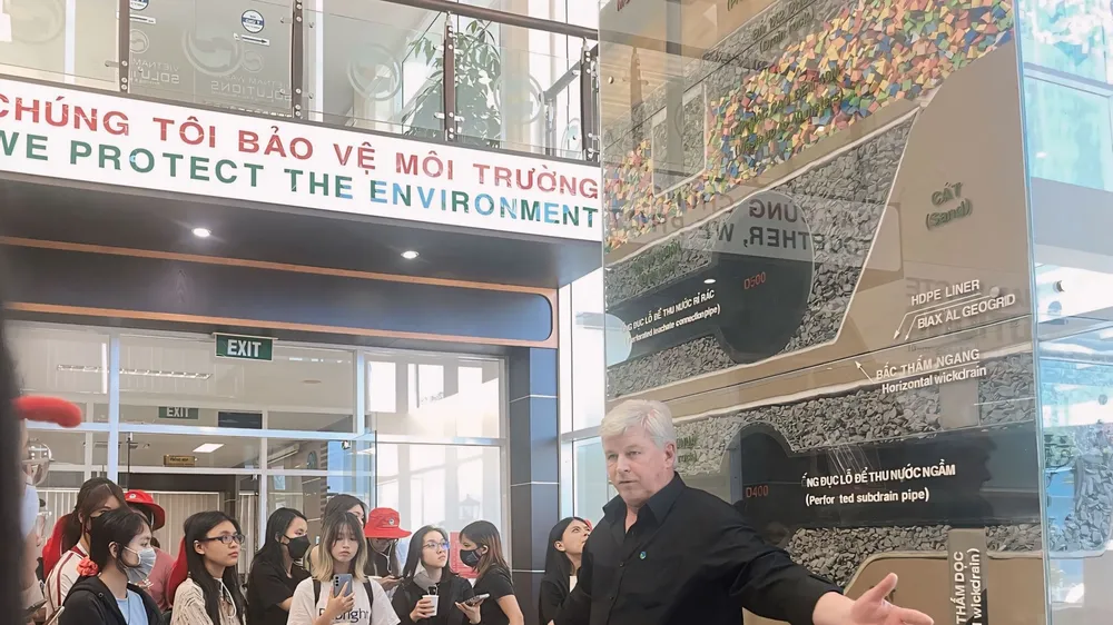 Ông Kevin Moore, Giám đốc điều hành VWS giới thiệu về quá trình thành lập và quy trình xử lý chất thải tại Khu liên hợp xử lý chất thải Đa Phước đến các sinh viên