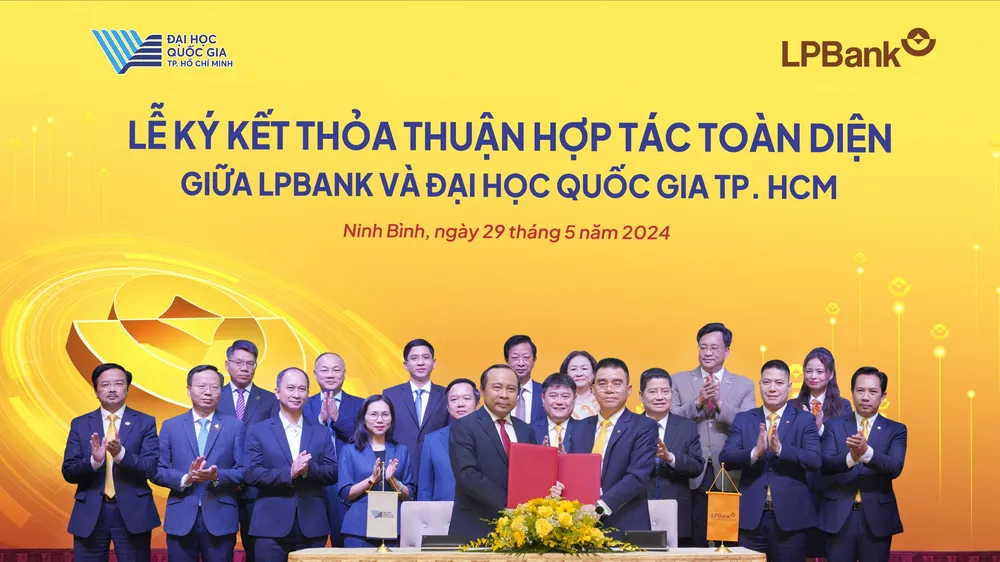 Đại diện hai bên, PGS.TS Vũ Hải Quân, Ủy viên Trung Ương Đảng, Bí thư Đảng ủy, Giám đốc ĐHQG-HCM (bên trái) và ông Hồ Nam Tiến - Tổng Giám đốc LPBank (bên phải) thực hiện ký kết thỏa thuận hợp tác toàn diện