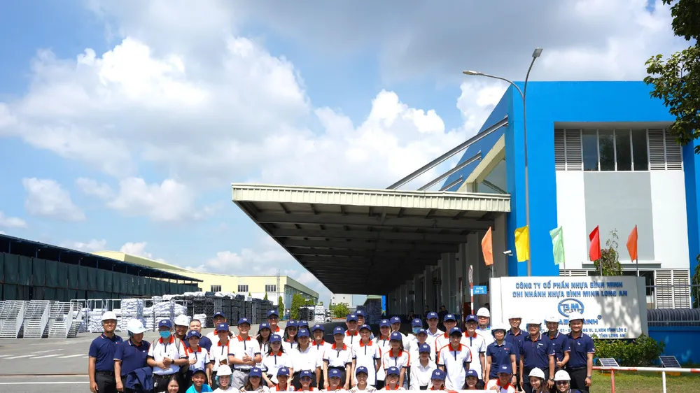 Các bạn sinh viên xuất sắc của chương trình “SCG Sharing The Dream 2024” tham quan nhà máy Nhựa Bình Minh tại Long An
