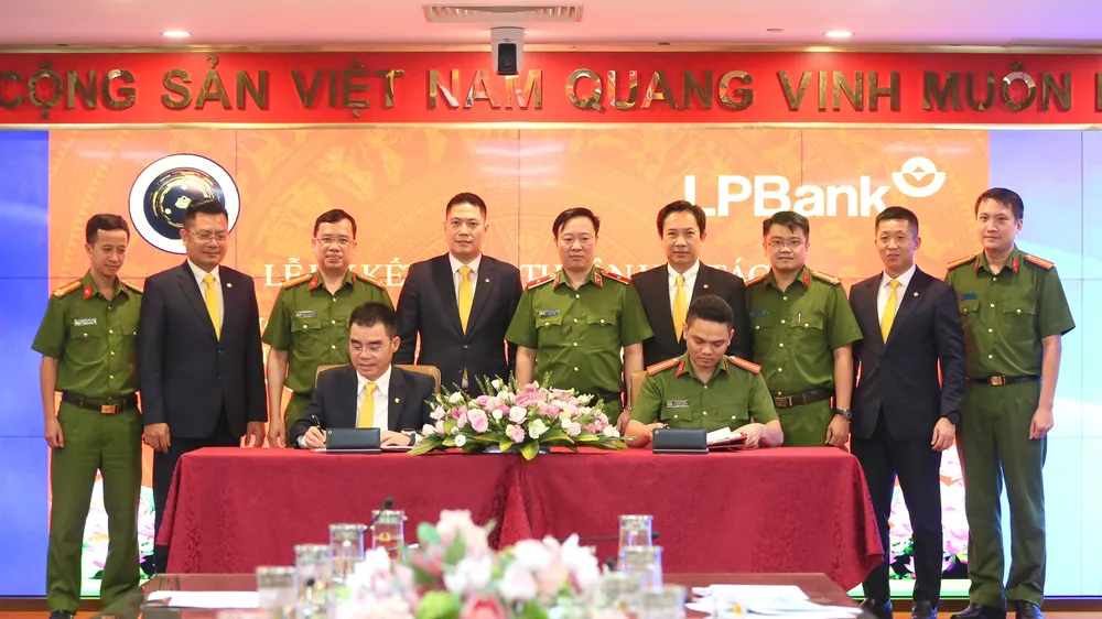 Thiếu tá Trần Duy Hiển, Giám đốc Trung tâm RAR (bên phải) và ông Hồ Nam Tiến, Phó Chủ tịch HĐQT kiêm Tổng giám đốc LPBank (bên trái) cùng lãnh đạo hai bên thực hiện ký kết thỏa thuận hợp tác