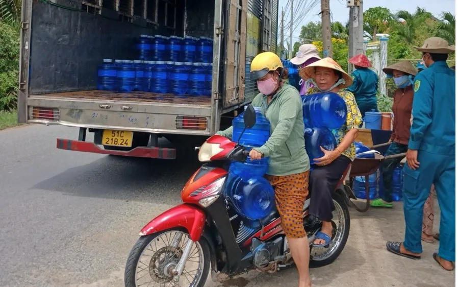 Công ty Coca-Cola Việt Nam mang nước uống miễn phí đến với bà con vùng nước nhiễm mặn tỉnh Long An
