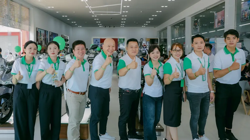 Đại diện BLĐ FE CREDIT chụp ảnh lưu niệm cùng BGĐ và nhân viên Việt Thái Quân