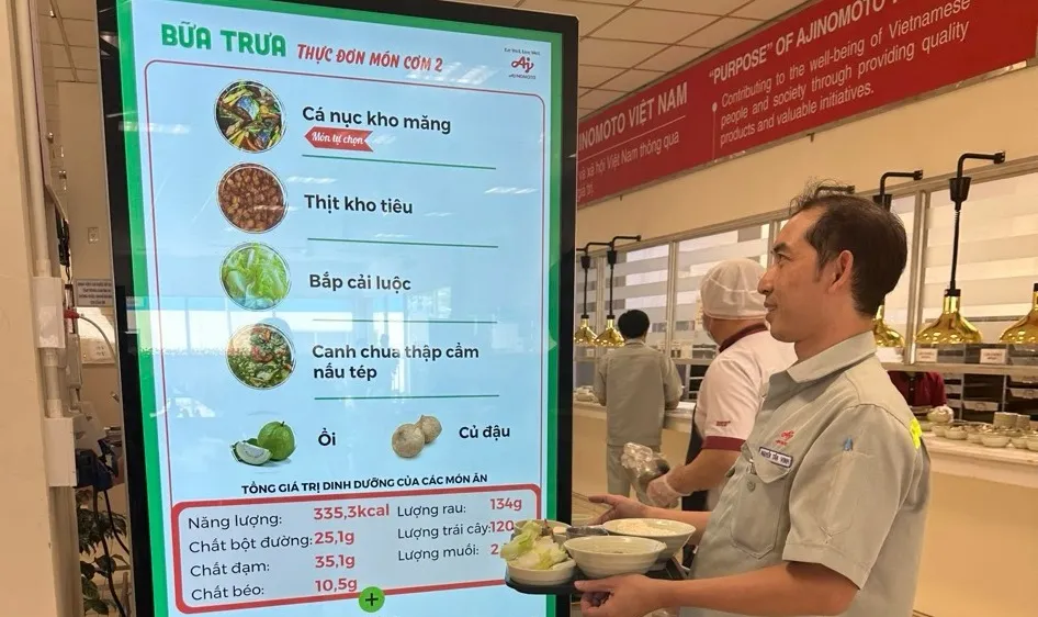 Thông tin dinh dưỡng trong khẩu phần ăn được chia sẻ cho nhân viên qua màn hình led tại căn tin