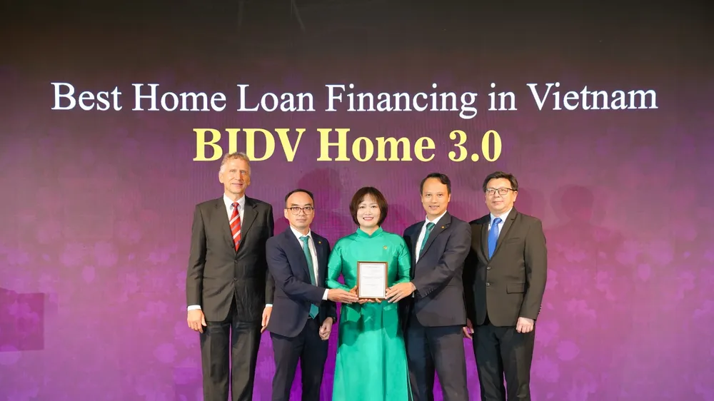Đại diện BIDV nhận giải thưởng Sản phẩm vay nhà ở tốt nhất Việt Nam