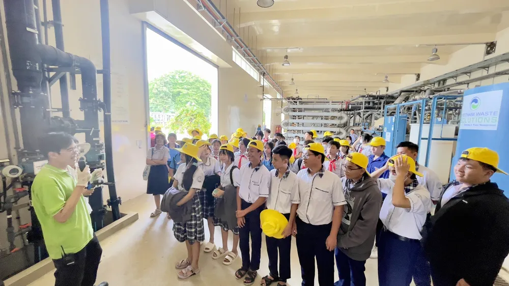 Các em học sinh bày tỏ niềm vui khi tham quan tìm hiểu cách thức hoạt động của nhà máy xử lý rác thải hiện đại