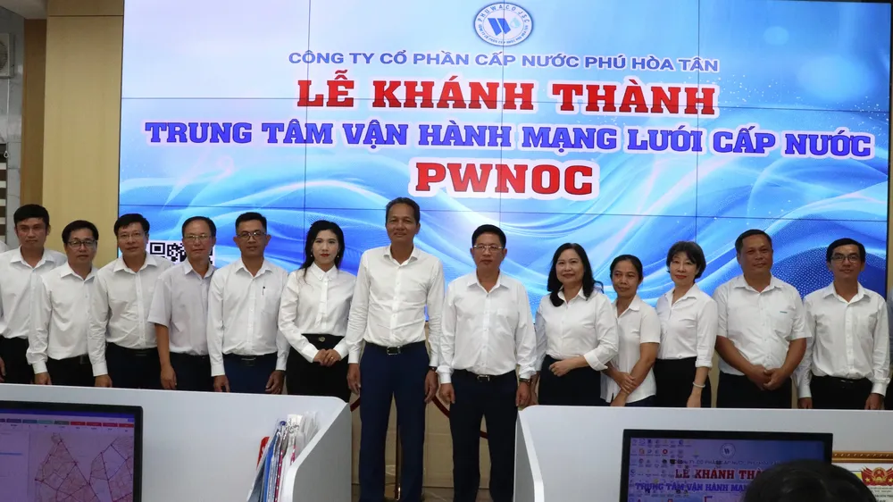 Lãnh đạo SAWACO và PHUWACO tại lễ khánh thành trung tâm PWNOC