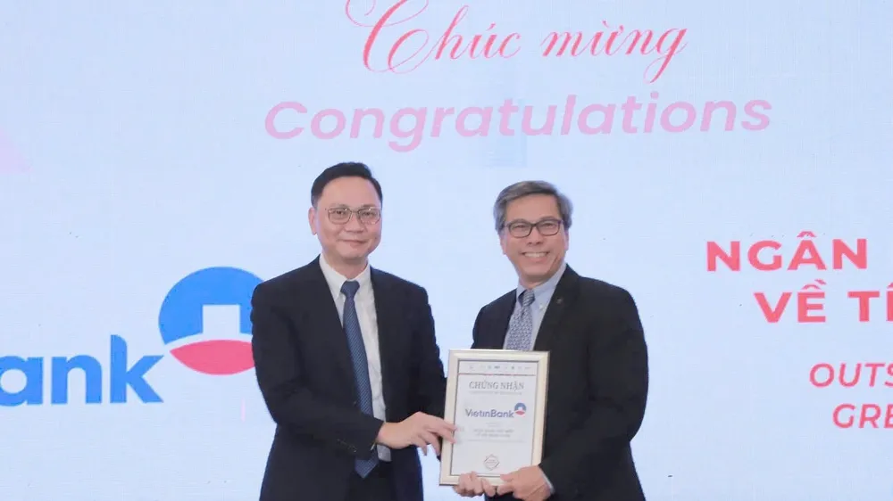 Ông Nguyễn Thanh Tùng, Giám đốc Khối Khách hàng Doanh nghiệp VietinBank nhận giải thưởng từ Ban tổ chức
