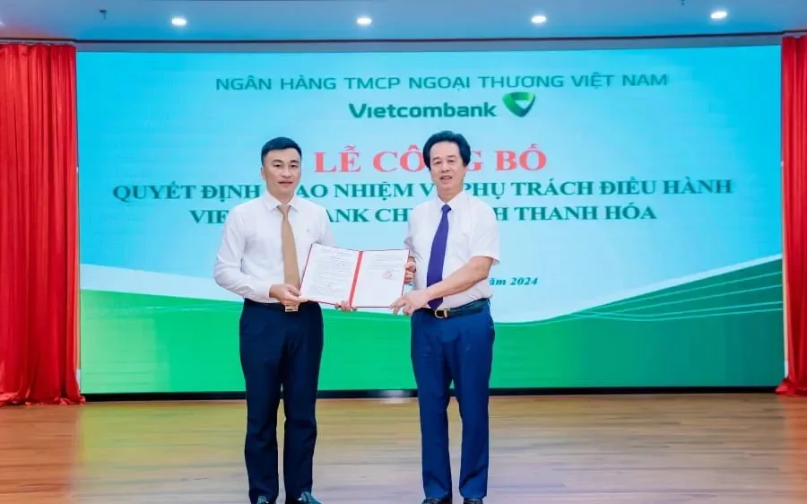 Ông Nguyễn Mỹ Hào, Thành viên HĐQT Vietcombank (bên phải) trao quyết định cho ông Lê Như Tú, tân Phó Giám đốc phụ trách điều hành Vietcombank Thanh Hóa