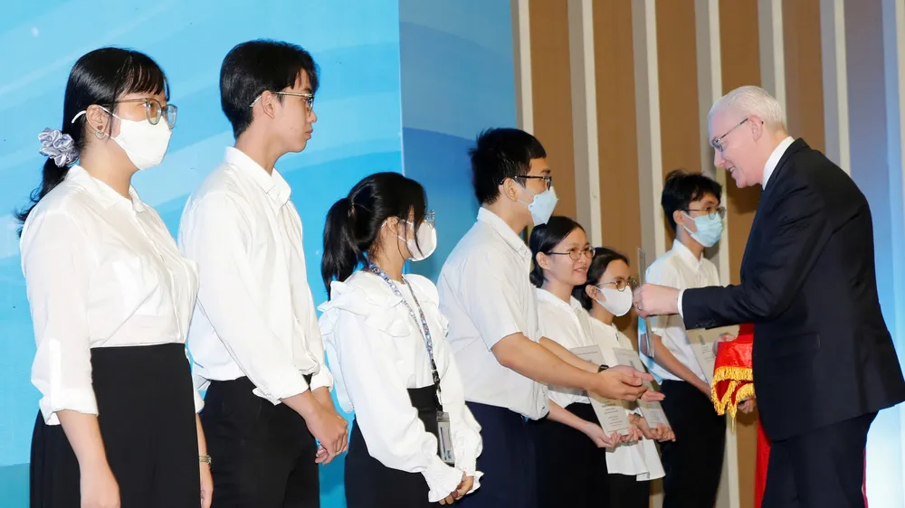 Sinh viên Trường Đại học Sư phạm TPHCM nhận học bổng Đinh Thiện Lý lần 21-2023