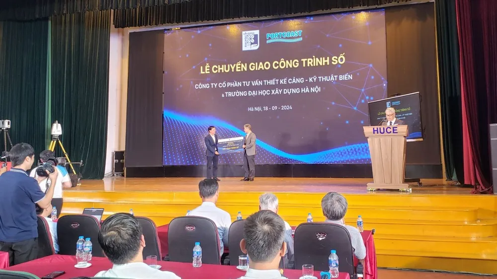 Bàn giao mô hình số ba ngôi làng cổ giữa Công ty Portcoast và Đại học Xây dựng