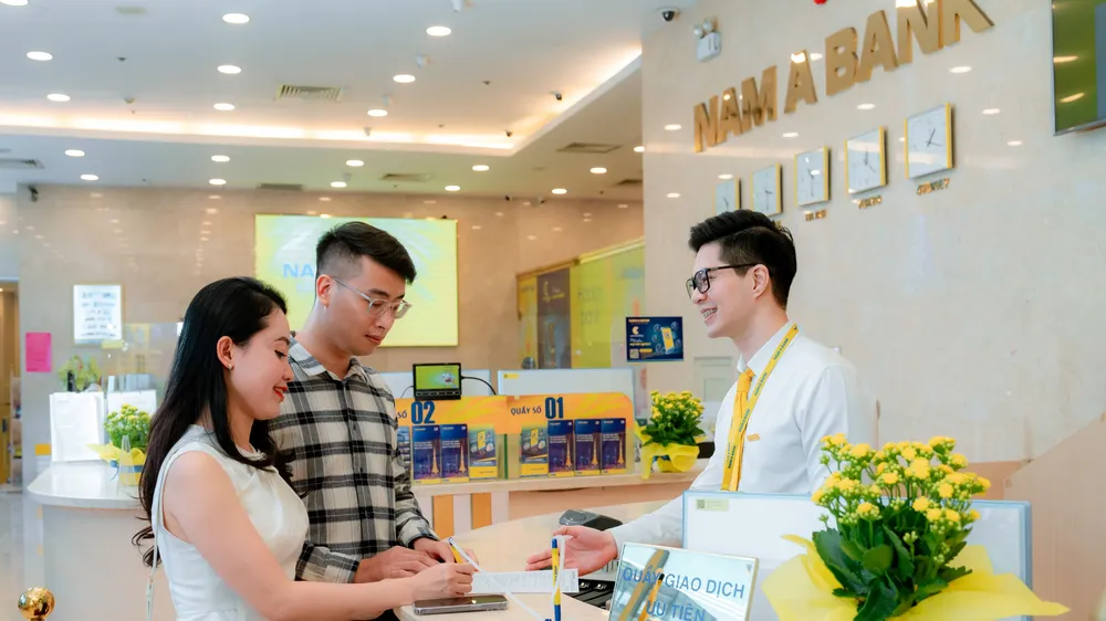Khách hàng giao dịch tại Nam A Bank