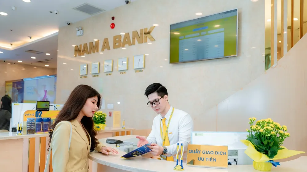 Khách hàng giao dịch tại Nam A Bank