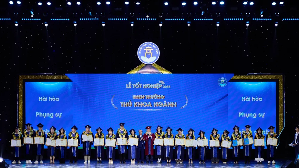 Thủ khoa các ngành được nhà trường khen thưởng tại buổi lễ