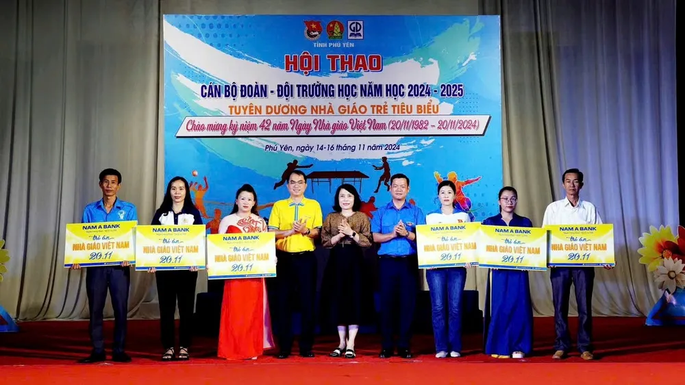 Đại diện Nam A Bank trao quà tri ân đến thầy cô giáo