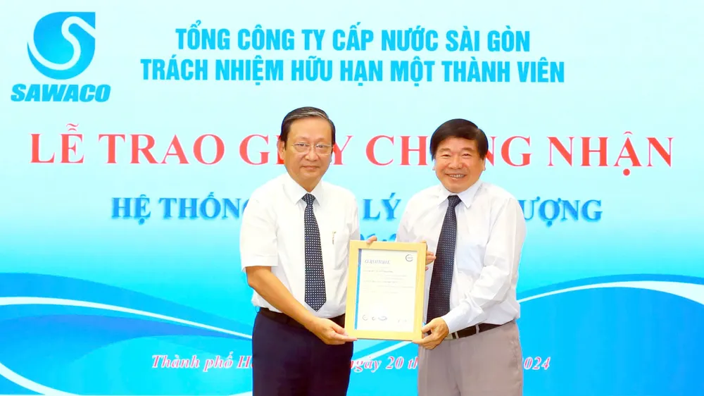 Đại diện SAWACO nhận Giấy chứng nhận hệ thống quản lý chất lượng theo tiêu chuẩn TCVN ISO 9001:2015/ISO 9001:201518:32