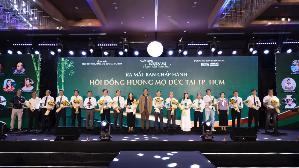 15 thành viên BCH Hội đồng hương Mộ Đức tại TPHCM ra mắt toàn thể bà con xa quê