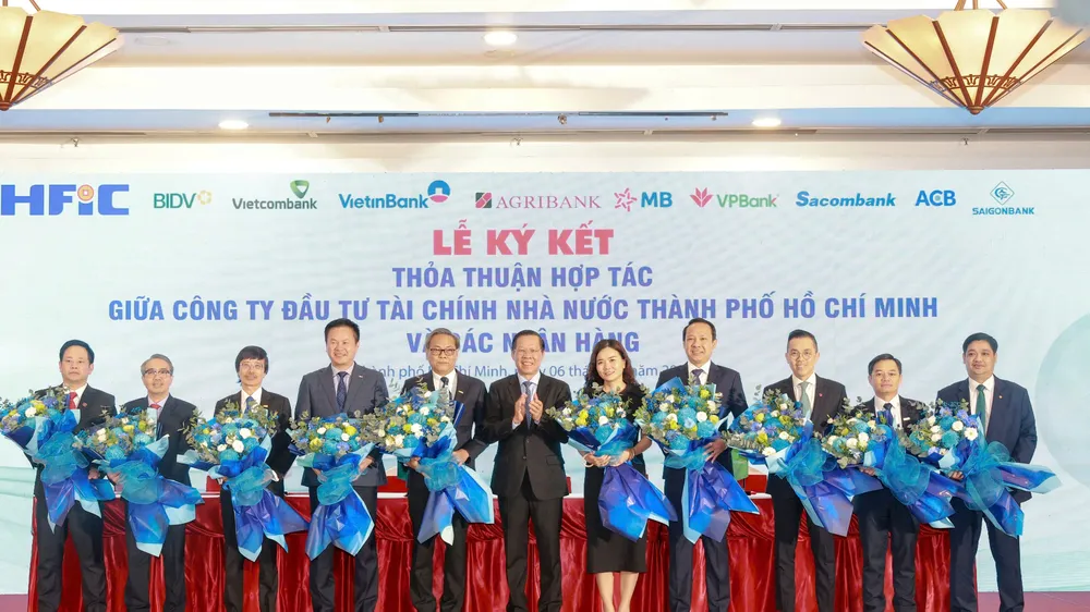 Ông Phùng Duy Khương (thứ 3 từ phải vào) đại diện VPBank tham dự lễ ký kết