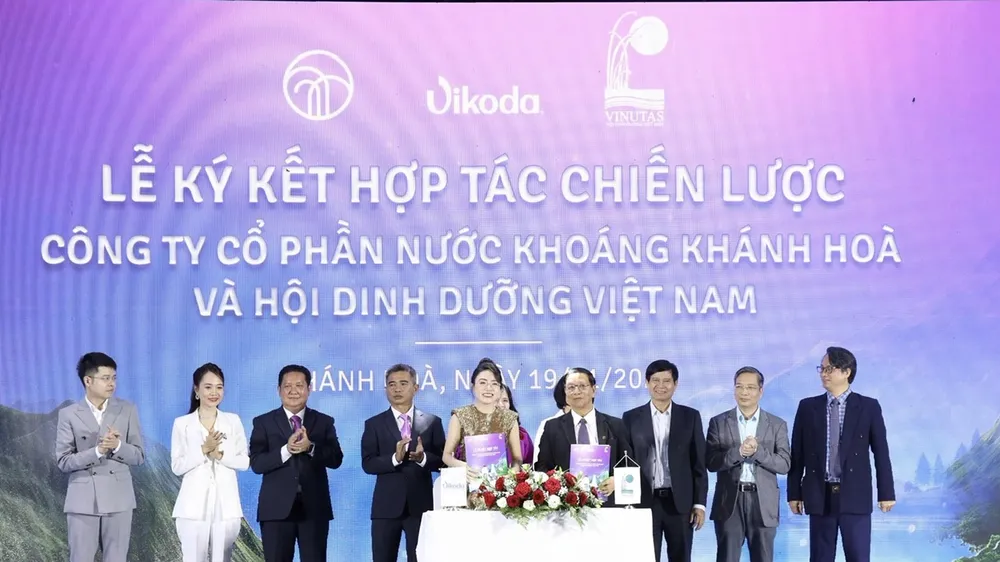  Đại diện Vikoda và Hội dinh dưỡng Việt Nam ký kết hợp tác chiến lược toàn diện