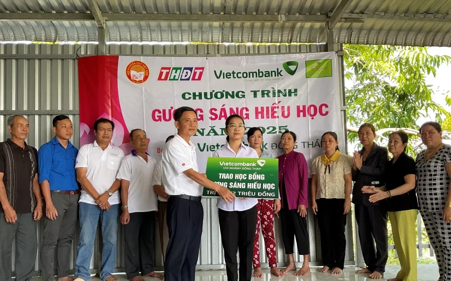 Ông Trần Bá Hậu, Trưởng Phòng Giao dịch Cao Lãnh - Vietcombank Đồng Tháp trao học bổng gương sáng hiếu học cho em Phạm Thị Ngọc Hoa