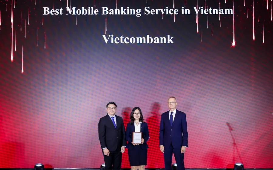 Bà Phạm Châu Loa, Phó trưởng Phòng Phát triển Kênh số & Đối tác đại diện Vietcombank nhận giải Ứng dụng Ngân hàng số tốt nhất Việt Nam 2025