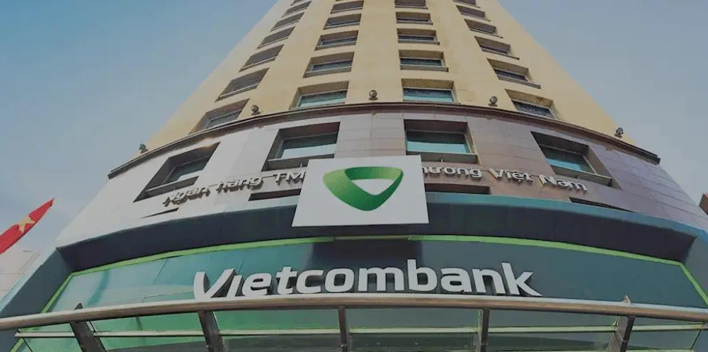 Đại diện Vietcombank Hưng Yên trao học bổng cho em Trần Lê Ngọc Anh