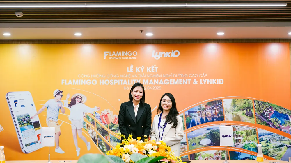 Bà Nguyễn Hương Giang, đại diện Công ty Cổ phần Quản lý Khách sạn Flamingo (bên trái) và bà Trần Tố Uyên, đại diện Công ty Cổ phần LynkiD tại lễ ký kết